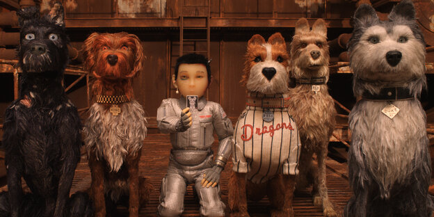 Eine Szene aus dem Animationsfilm. EIn Mann und viele Hunde stehen nebeneinander Eine Szene aus dem Animationsfilm. EIn Mann und viele Hunde stehen nebeneinander