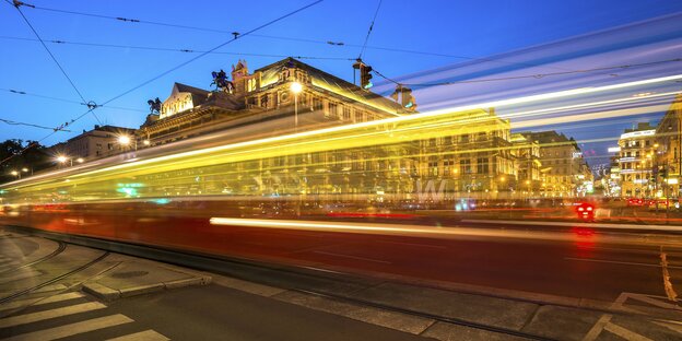Straßenbahn in einer abendlichen Wiener Straße, mit langer Belichtungszeit, deswegen verhuscht Straßenbahn in einer abendlichen Wiener Straße, mit langer Belichtungszeit, deswegen verhuscht