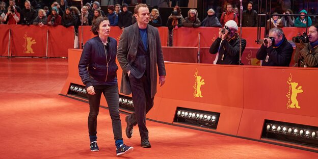 Die beiden Tatort-Kommisare laufen auf dem Roten Teppich der Berlinale Die beiden Tatort-Kommisare laufen auf dem Roten Teppich der Berlinale