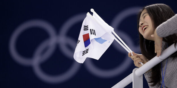 Eine Frau mit koreanischer Flagge Eine Frau mit koreanischer Flagge