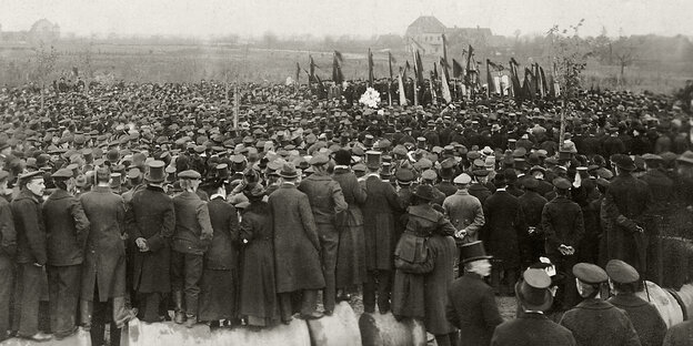 Tausende sind zur Bestattung der Opfer des Matrosenaufstands am 10. November 1918 gekommen. Tausende sind zur Bestattung der Opfer des Matrosenaufstands am 10. November 1918 gekommen.