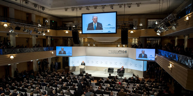 Blick in einen vollbesetzten Saal Blick in einen vollbesetzten Saal