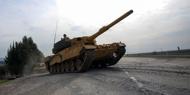 Ein Panzer auf einer Straße Ein Panzer auf einer Straße