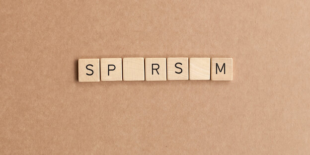 Scrabble-Buchstaben bilden das Wort "Sparsam" - allerdings fehlen Buchstaben Scrabble-Buchstaben bilden das Wort "Sparsam" - allerdings fehlen Buchstaben