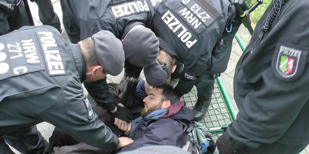 Ein Sitzblockierer und viele Polizisten Ein Sitzblockierer und viele Polizisten
