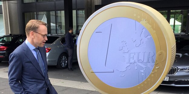 Bundesbankpräsident Jens Weidmann vor einer riesigen Euromünze Bundesbankpräsident Jens Weidmann vor einer riesigen Euromünze