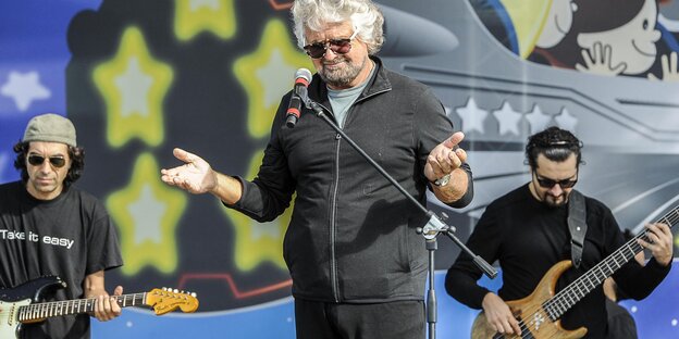 Der Parteivorsitzende der euroskeptischen Partei Fünf-Sterne-Bewegung, Beppe Grillo, steht auf einer Bühne