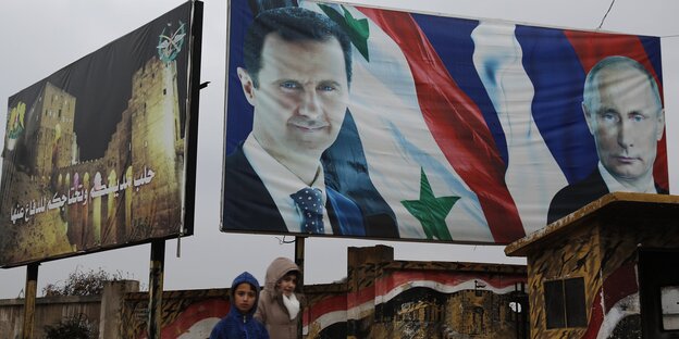 Ein Plakat mit den Fotos von Syriens Präsident Assad und Russlands Präsident Putin Ein Plakat mit den Fotos von Syriens Präsident Assad und Russlands Präsident Putin