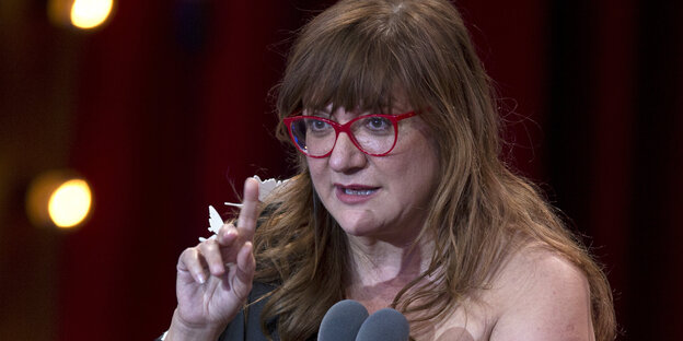 Isabel Coixet mit erhobenem Zeigefinger Isabel Coixet mit erhobenem Zeigefinger