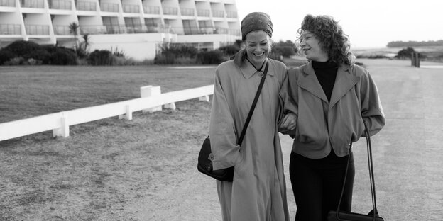 Die Schauspielerinnen Marie Bäumer und Birgit Minichmayr gehen einen Weg entlang Die Schauspielerinnen Marie Bäumer und Birgit Minichmayr gehen einen Weg entlang