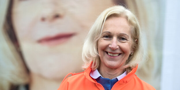 Die CDU-Oberbürgermeisterkandidatin für Frankfurt/Main (Hessen), Bernadette Weyland, steht vor ihrem neuen Wahlplakat Die CDU-Oberbürgermeisterkandidatin für Frankfurt/Main (Hessen), Bernadette Weyland, steht vor ihrem neuen Wahlplakat