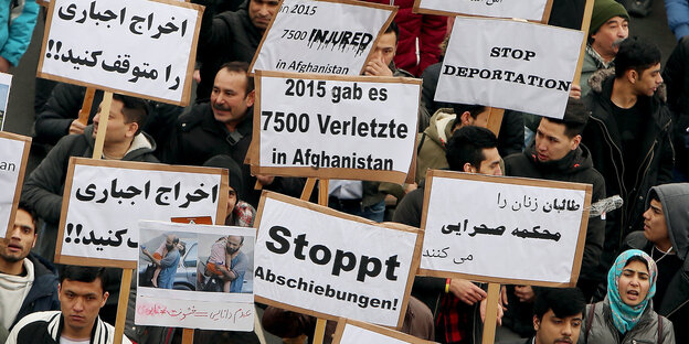 Personen protestieren gegen Abschiebungen nach Afghanistan Personen protestieren gegen Abschiebungen nach Afghanistan