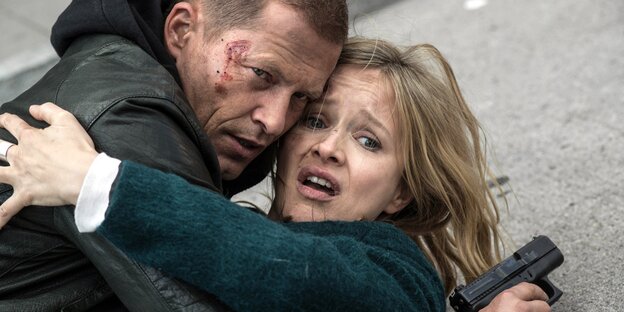 Til Schweiger hält eine Frau im Arm und eine Pistole in der Hand Til Schweiger hält eine Frau im Arm und eine Pistole in der Hand