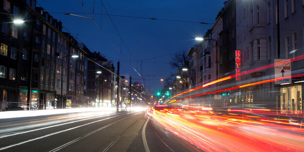 Verkehr auf der Düsseldorfer Corneliusstraße nachts Verkehr auf der Düsseldorfer Corneliusstraße nachts