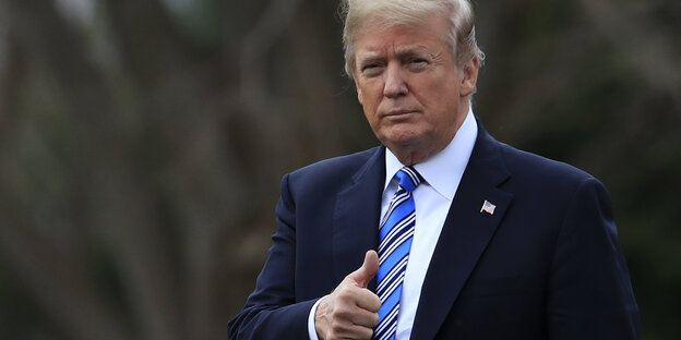 Donald Trump hebt den Daumen Donald Trump hebt den Daumen