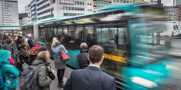 Menschen in Frankfurt an Bushaltestelle Menschen in Frankfurt an Bushaltestelle