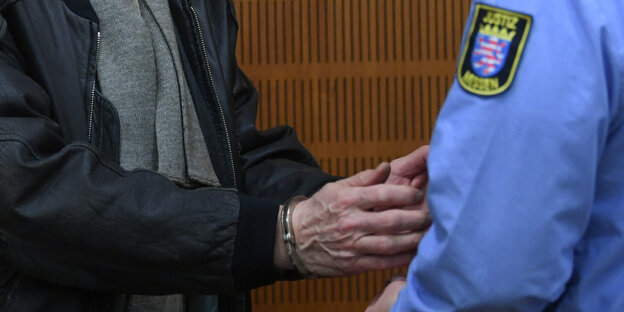 Hände mit Handschellen Hände mit Handschellen
