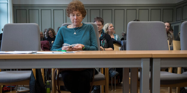 Kristina Hänel sitzt auf der Anklagebank vor Gericht, die Stühle rechts und links neben ihr sind frei Kristina Hänel sitzt auf der Anklagebank vor Gericht, die Stühle rechts und links neben ihr sind frei