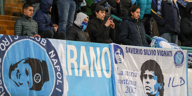 Tiosi-Poster im Fussballstadion Neapel Tiosi-Poster im Fussballstadion Neapel