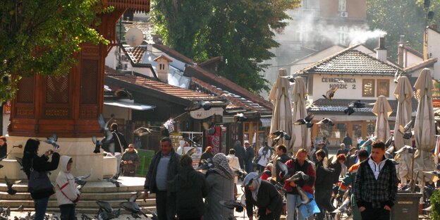 Menschen in der Altstadt von Sarajevo