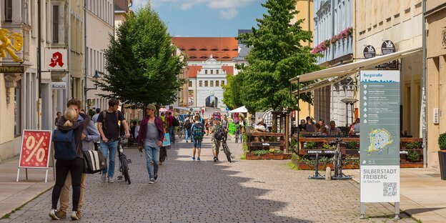 Eine Fußgängerzone an einem sonnigen Tag Eine Fußgängerzone an einem sonnigen Tag