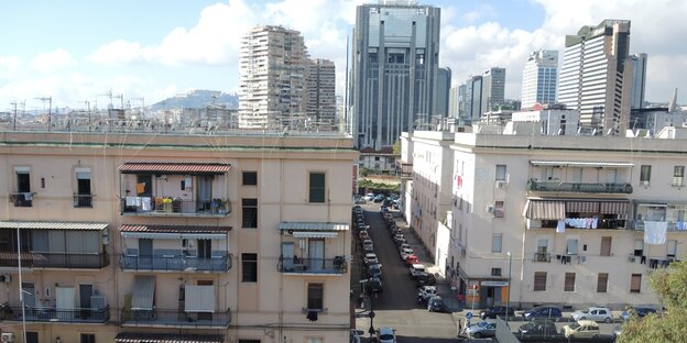 Ein Blick auf die Stadt Neapels. Im Vordergrund stehen Wohnhäuser, in Hintergrund Hochhäuser. Ein Blick auf die Stadt Neapels. Im Vordergrund stehen Wohnhäuser, in Hintergrund Hochhäuser.