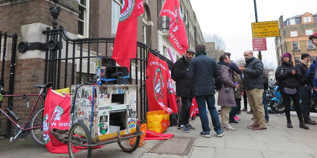 Vor der University of London haben sich Streikende mit Fahnen und Schildern aufgestellt Vor der University of London haben sich Streikende mit Fahnen und Schildern aufgestellt