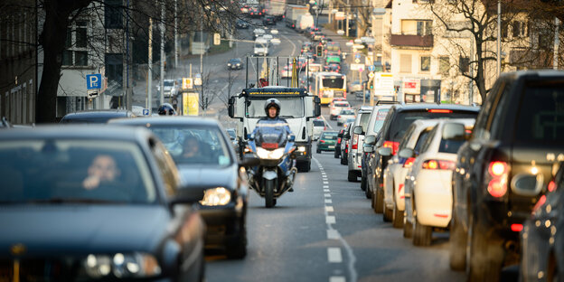 Eine befahrene Straße in Stuttgart.