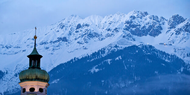 Blick auf den Turm der Spitalskirche vor der Kulisse der Nordkette in Innsbruck. Blick auf den Turm der Spitalskirche vor der Kulisse der Nordkette in Innsbruck.