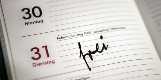 Ein Taschenkalender, in dem am 31. Oktober das Wort "frei" eingetragen ist. Ein Taschenkalender, in dem am 31. Oktober das Wort "frei" eingetragen ist.