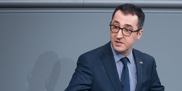 Cem Özdemir steht an einem Pult Cem Özdemir steht an einem Pult