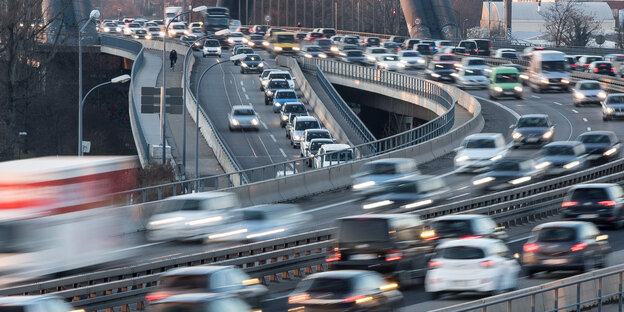 Viele Autos auf einer Autobahn Viele Autos auf einer Autobahn