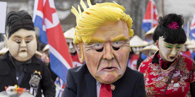Menschen sind als Donald Trump und Kim Jong-un verkleidet Menschen sind als Donald Trump und Kim Jong-un verkleidet