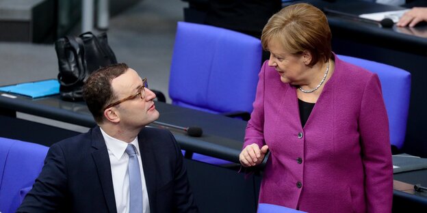 Jens Spahn und Angela Merkel im Gespräch Jens Spahn und Angela Merkel im Gespräch