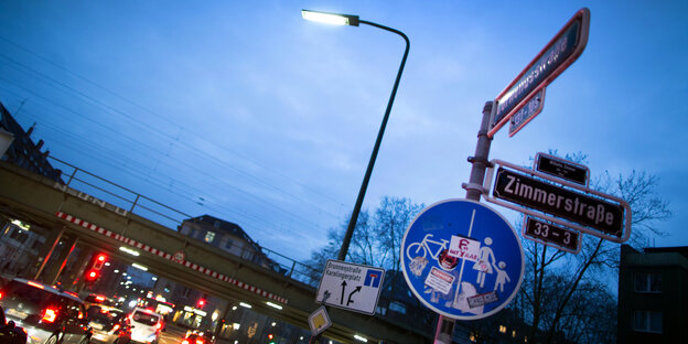Eine vierspurige Straße mit Schildern Eine vierspurige Straße mit Schildern