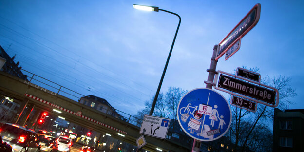 Eine vierspurige Straße mit Schildern