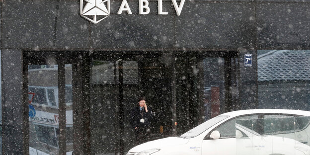 Ein Wachmann vor der lettischen Bank Ein Wachmann vor der lettischen Bank