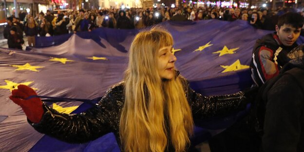 Demonstration mit großer EU-Flagge gegen die Fidesz-Regierung am 23.Februar in Budapest Demonstration mit großer EU-Flagge gegen die Fidesz-Regierung am 23.Februar in Budapest