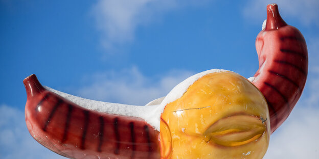 Eine schneebedeckte riesige Wurstsemmel aus Kunststoff Eine schneebedeckte riesige Wurstsemmel aus Kunststoff