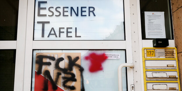 Auf die Eingangstür der Essener Tafel wurden die Worte Fuck Nazis geschmiert Auf die Eingangstür der Essener Tafel wurden die Worte Fuck Nazis geschmiert