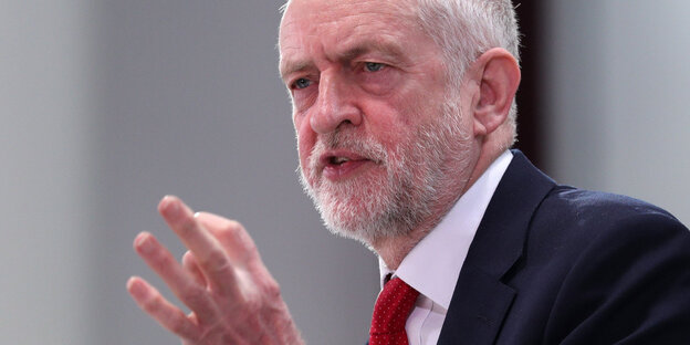 Jeremy Corbyn gestikuliert