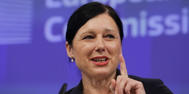 EU-Justizkommissarin Vera Jourova hebt den finger auf einer Pressekonferenz EU-Justizkommissarin Vera Jourova hebt den finger auf einer Pressekonferenz