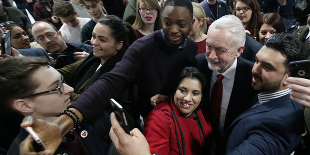 Jeremy Corbyn in einer Menschenmenge