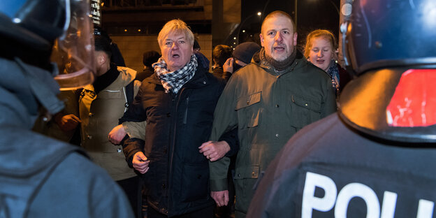 Männer stehen nebeneinander, Männer stehen nebeneinander,