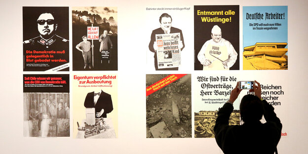 Mehrere Plakate an einer Wand Mehrere Plakate an einer Wand