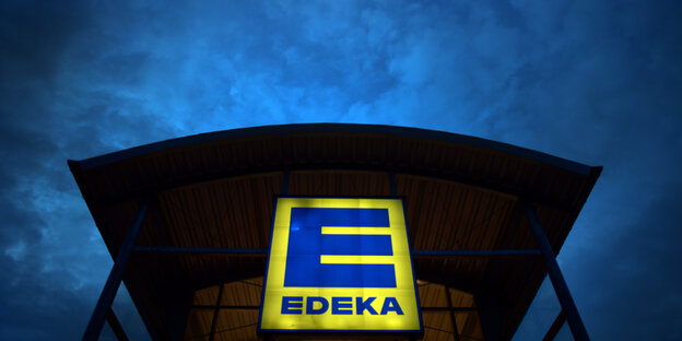 Edeka-Logo im Halbdunkel