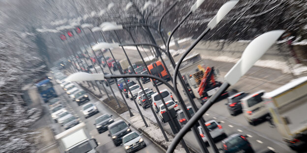 Dichter Verkehr in beide Richtungen auf dem Mittleren Ring in München, drumherum liegt Schnee Dichter Verkehr in beide Richtungen auf dem Mittleren Ring in München, drumherum liegt Schnee