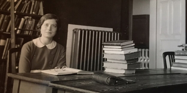 Junge Frau zwischen vielen Büchern Junge Frau zwischen vielen Büchern