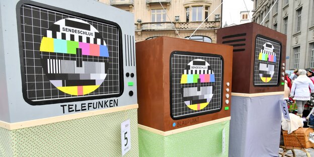 Drei Fernsehbildschirme, auf denen bunte Testbilder zu sehen sind Drei Fernsehbildschirme, auf denen bunte Testbilder zu sehen sind