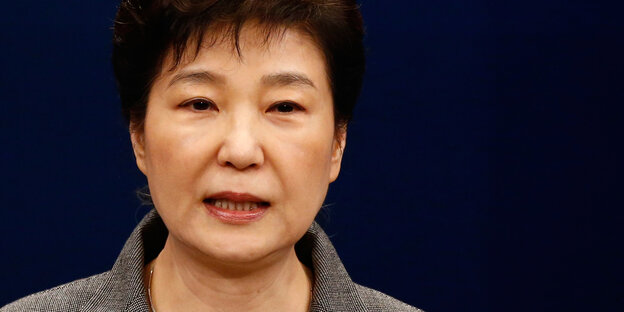 Park Geun-hye steht vor einer dunklen Wand Park Geun-hye steht vor einer dunklen Wand